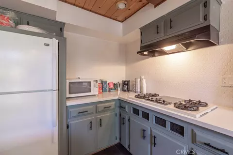 Kitchen - 721 Bear Mountain Rd, Big Bear City, CA 92314 photo 4 of 5