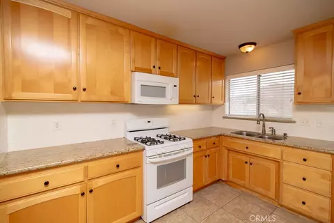 Kitchen - 20376 Tonawanda, Apple Valley, CA 92307 photo 8 of 8