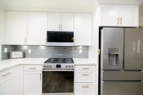 Kitchen - 20376 Tonawanda, Apple Valley, CA 92307 photo 5 of 8