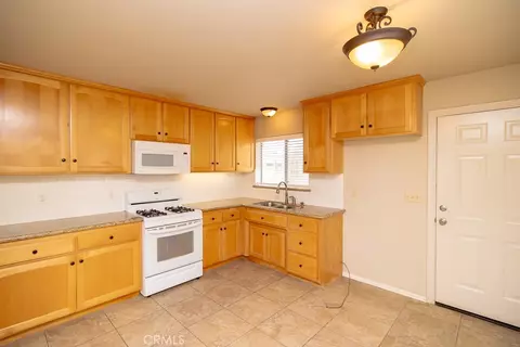 Kitchen - 20376 Tonawanda, Apple Valley, CA 92307 photo 7 of 8
