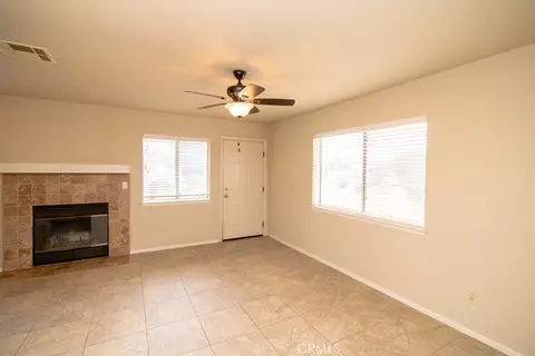 Living - 20376 Tonawanda, Apple Valley, CA 92307 photo 6 of 8