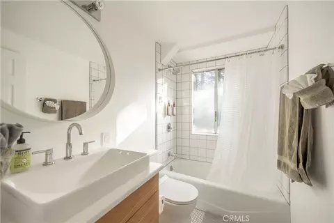 Bath - 399 Rainier Rd, Lake Arrowhead, CA 92352 photo 2 of 4