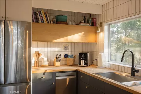 Kitchen - 399 Rainier Rd, Lake Arrowhead, CA 92352 photo 2 of 3