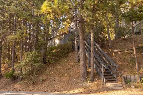 Exterior - 399 Rainier Rd, Lake Arrowhead, CA 92352 photo 6 of 9