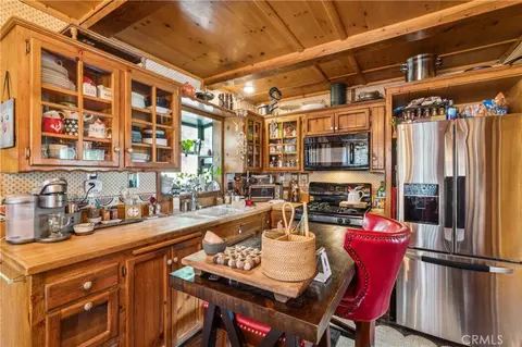 Kitchen - 24214 Zurich, Crestline, CA 92325 photo 3 of 3