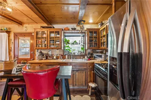 Kitchen - 24214 Zurich, Crestline, CA 92325 photo 2 of 3