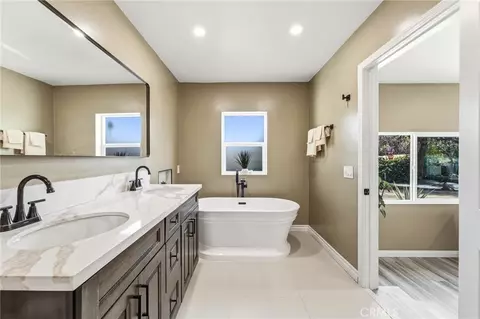 Bath - 30993 Palo Alto Dr, Redlands, CA 92373 photo 2 of 6