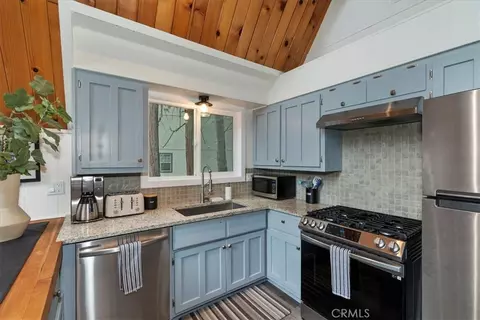 Kitchen - 155 Birchwood, Lake Arrowhead, CA 92352 photo 4 of 6