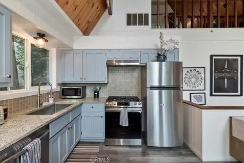Kitchen - 155 Birchwood, Lake Arrowhead, CA 92352 photo 6 of 6