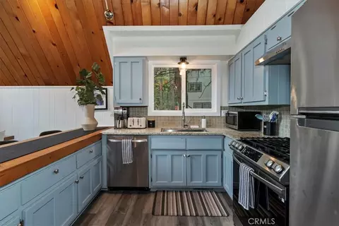 Kitchen - 155 Birchwood, Lake Arrowhead, CA 92352 photo 2 of 6