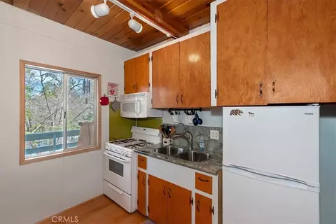 Kitchen - 1370 Primrose Ct, Big Bear Lake, CA 92315 photo 3 of 4