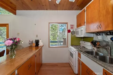 Kitchen - 1370 Primrose Ct, Big Bear Lake, CA 92315 photo 2 of 4