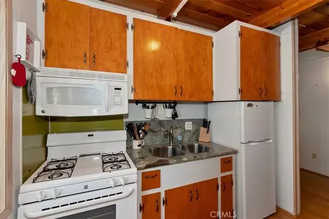 Kitchen - 1370 Primrose Ct, Big Bear Lake, CA 92315 photo 4 of 4