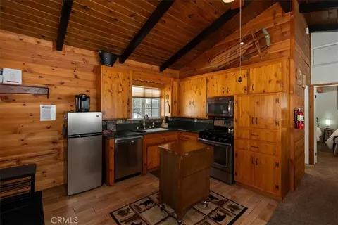 Kitchen - 39975 Ohio Ln, Big Bear Lake, CA 92315 photo 2 of 3