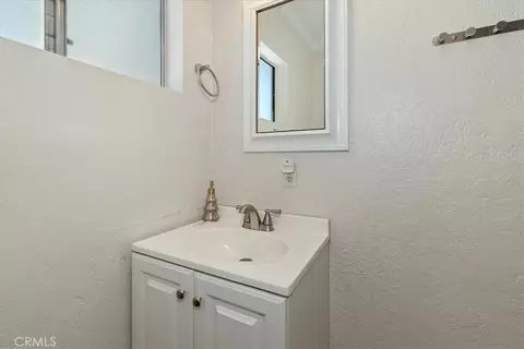Bath - 39975 Ohio Ln, Big Bear Lake, CA 92315 photo 2 of 3