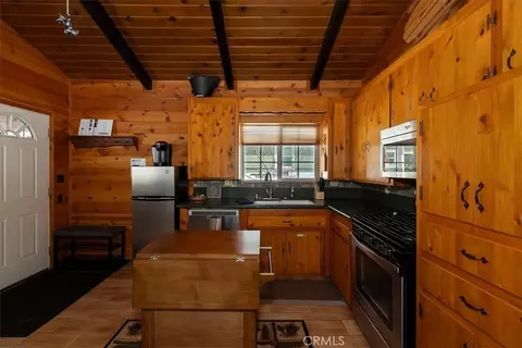Kitchen - 39975 Ohio Ln, Big Bear Lake, CA 92315 photo 3 of 3