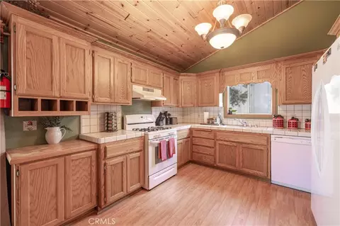Kitchen - 260 Turlock Dr, Big Bear City, CA 92314 photo 2 of 3