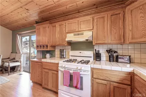 Kitchen - 260 Turlock Dr, Big Bear City, CA 92314 photo 3 of 3