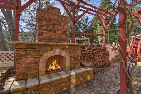 Exterior - 495 Zuger Ct, Crestline, CA 92325 photo 16 of 19