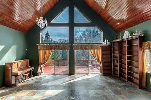 Living - 495 Zuger Ct, Crestline, CA 92325 photo 4 of 15