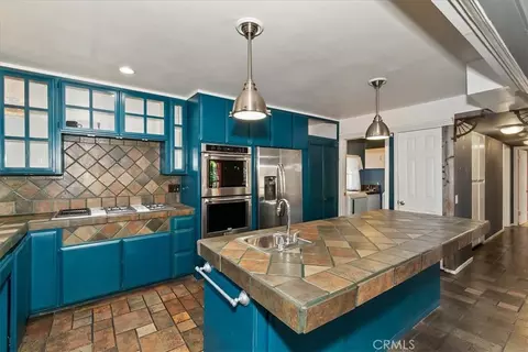 Kitchen - 495 Zuger Ct, Crestline, CA 92325 photo 2 of 4