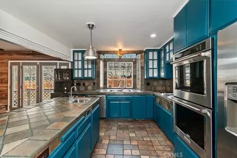 Kitchen - 495 Zuger Ct, Crestline, CA 92325 photo 3 of 4