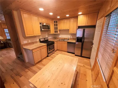Kitchen - 33308 Iris Dr, Green Valley Lake, CA 92341 photo 1 of 1