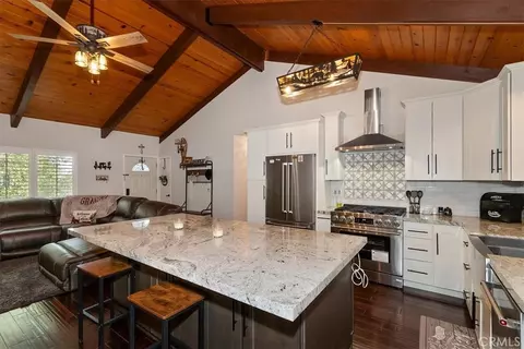 Kitchen - 370 Weisshorn, Crestline, CA 92325 photo 4 of 7