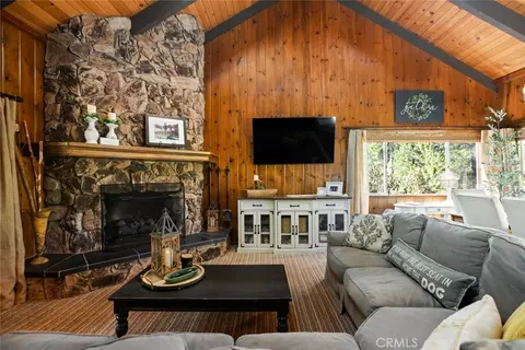 Living - 256 N Fairway, Lake Arrowhead, CA 92352 photo 2 of 5