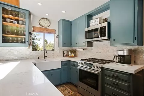 Kitchen - 256 N Fairway, Lake Arrowhead, CA 92352 photo 2 of 6
