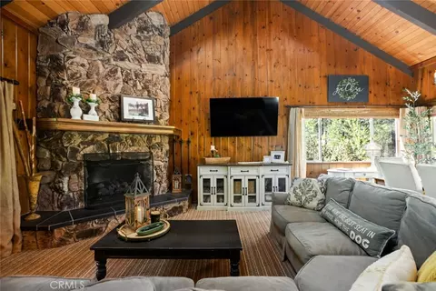 Living - 256 N Fairway, Lake Arrowhead, CA 92352 photo 2 of 5