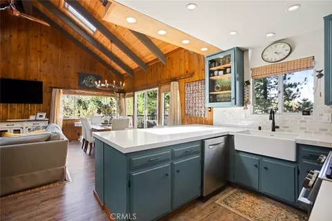 Kitchen - 256 N Fairway, Lake Arrowhead, CA 92352 photo 6 of 6