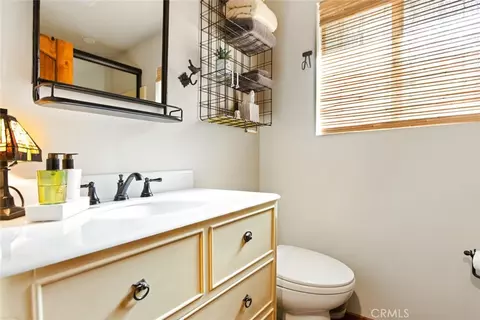 Bath - 256 N Fairway, Lake Arrowhead, CA 92352 photo 2 of 6