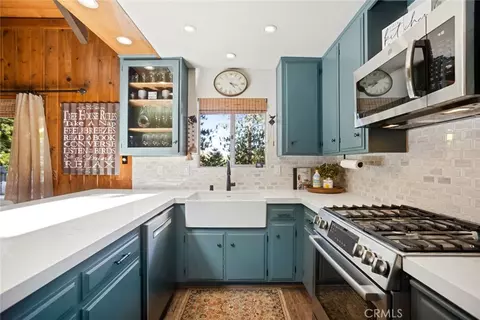 Kitchen - 256 N Fairway, Lake Arrowhead, CA 92352 photo 3 of 6