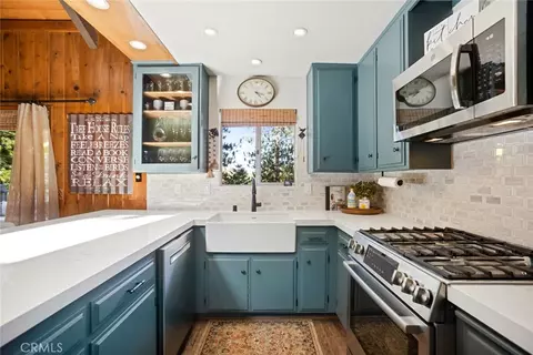 Kitchen - 256 N Fairway, Lake Arrowhead, CA 92352 photo 3 of 6