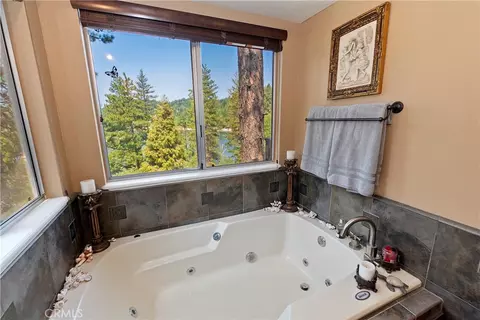 Bath - 24445 San Moritz Dr, Crestline, CA 92325 photo 2 of 6