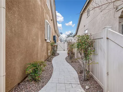 Exterior - 19420 Verbena St, Apple Valley, CA 92308 photo 9 of 10