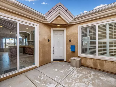 Exterior - 19420 Verbena St, Apple Valley, CA 92308 photo 4 of 10