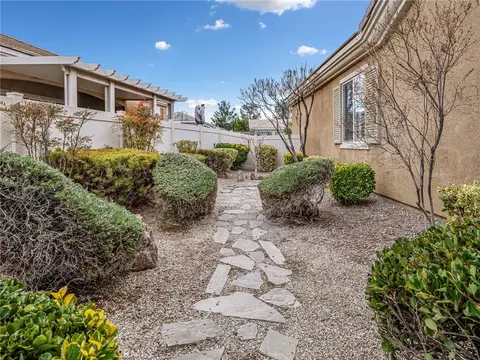 Exterior - 19420 Verbena St, Apple Valley, CA 92308 photo 6 of 10