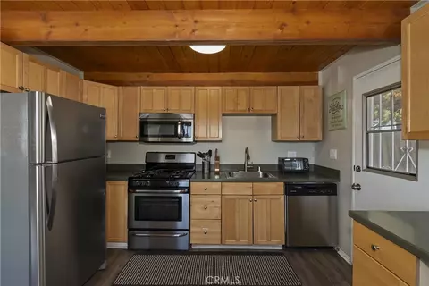 Kitchen - 728 W Aeroplane, Big Bear City, CA 92314 photo 2 of 3