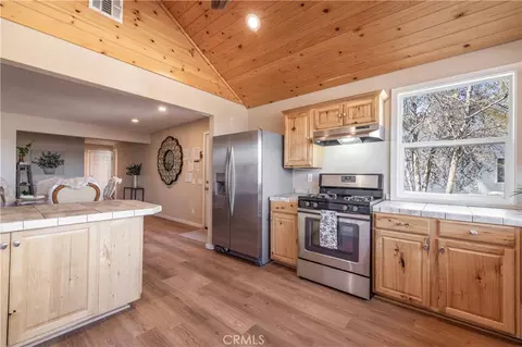 Kitchen - 40177 Lakeview, Big Bear Lake, CA 92315 photo 3 of 3