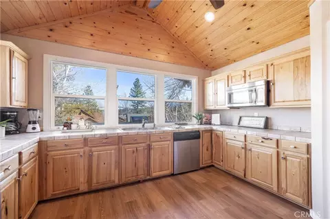 Kitchen - 40177 Lakeview, Big Bear Lake, CA 92315 photo 1 of 3