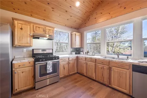 Kitchen - 40177 Lakeview, Big Bear Lake, CA 92315 photo 2 of 3