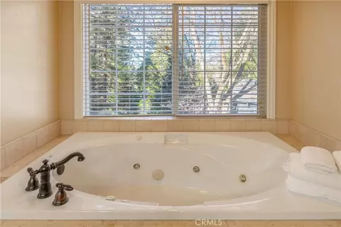 Bath - 173 Grizzly Rd, Lake Arrowhead, CA 92352 photo 5 of 6