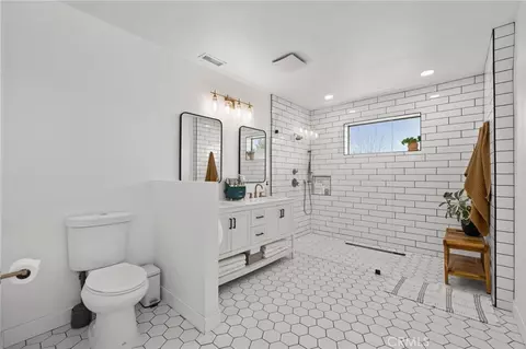 Bath - 31397 Mesa Dr, Redlands, CA 92373 photo 1 of 6