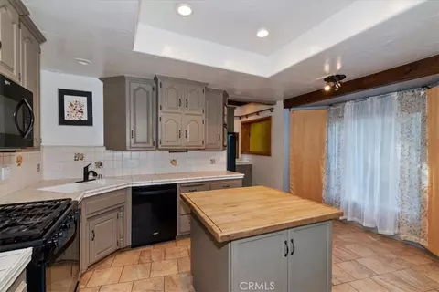 Kitchen - 948 Arbula, Crestline, CA 92325 photo 1 of 4