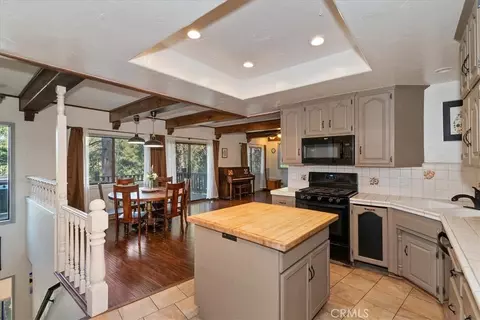 Kitchen - 948 Arbula, Crestline, CA 92325 photo 4 of 4