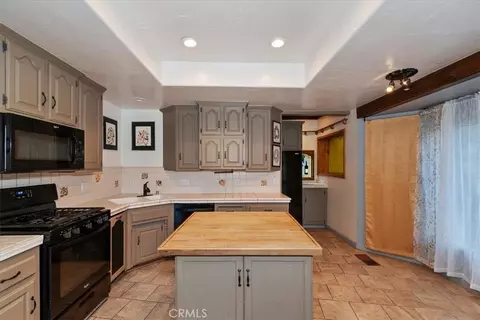 Kitchen - 948 Arbula, Crestline, CA 92325 photo 2 of 4