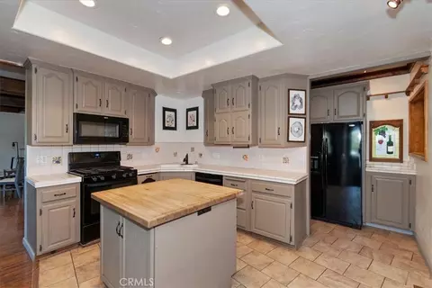 Kitchen - 948 Arbula, Crestline, CA 92325 photo 3 of 4