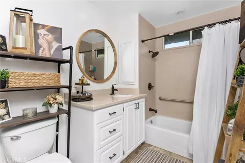 Bath - 33574 Washington Dr, Yucaipa, CA 92399 photo 1 of 2